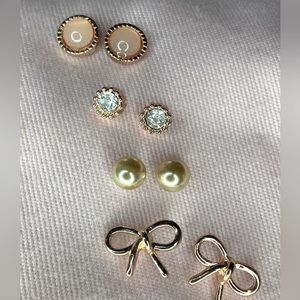 Rose gold* stud earrings